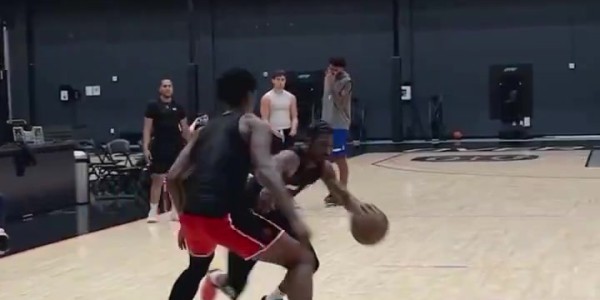 华体会体育登录入口-扮猪吃老虎😂阿门大喊：我不会防守🙃结果训练中挨个锁死对手