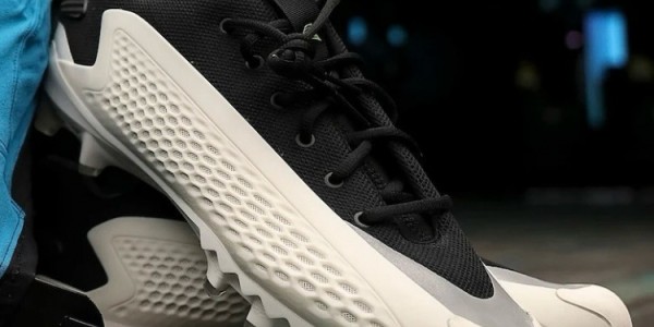 华体会hth官网入口-跨界合作新篇章：NFL选秀榜眼实战演绎定制钉鞋版AE1签名战靴