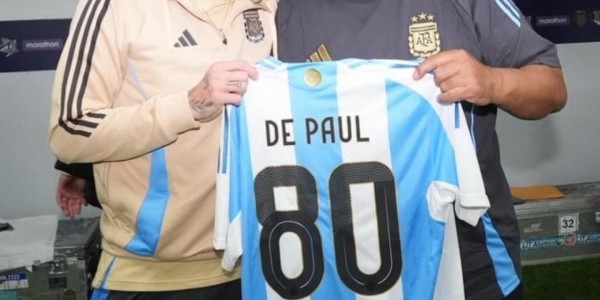 代表阿根廷队出场80次，德保罗获赠纪念球衣