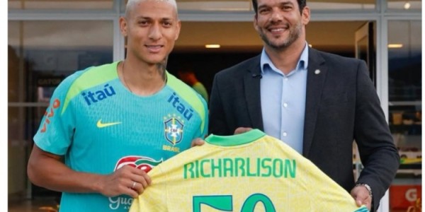 华体会体育登录入口-理查利森晒纪念球衣：为巴西出战50场比赛，还有更多历史等待书写