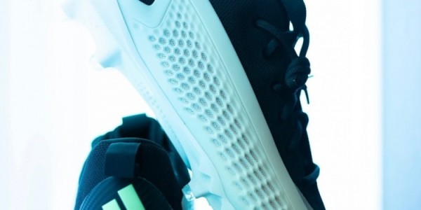 华体会hth官网入口-跨界合作新篇章：NFL选秀榜眼实战演绎定制钉鞋版AE1签名战靴