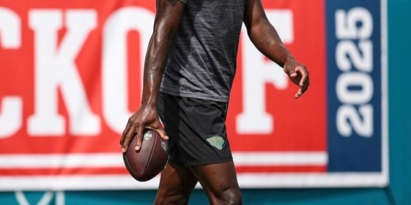 华体会hth官网入口-跨界合作新篇章：NFL选秀榜眼实战演绎定制钉鞋版AE1签名战靴