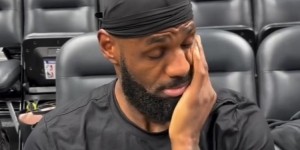 华体会官网-上手撕队徽！勒布朗-詹姆斯调侃记者穿曼联外套：这外套太糟糕了