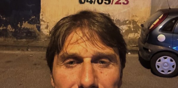 华体会官网-😳简单低调，孔蒂社媒晒自拍庆祝那不勒斯意甲夺冠