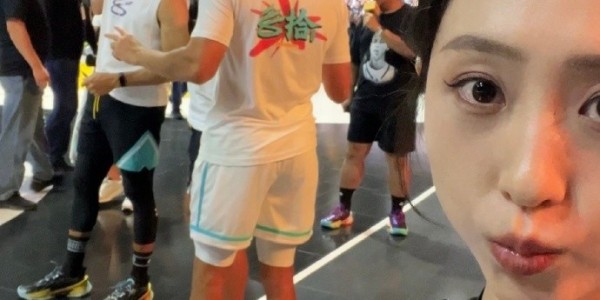 华体会hth官网入口-美女主播现场模仿库里招牌动作：晚安庆祝近在眼前